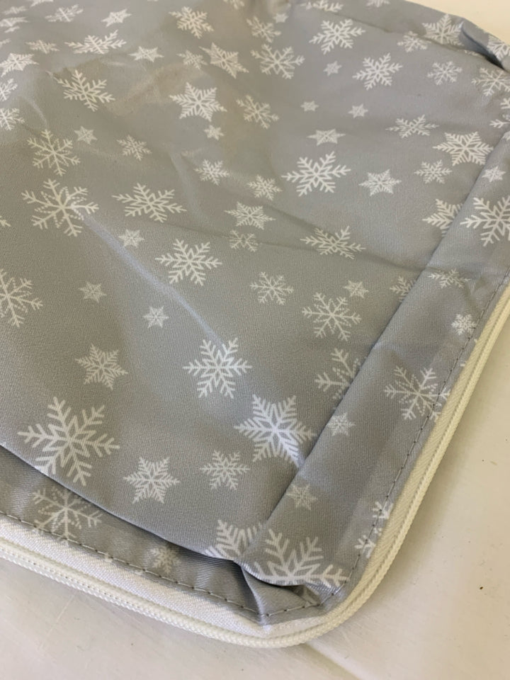 SNOW FLAKE WRAPPING PAPER CARRYING CASE.