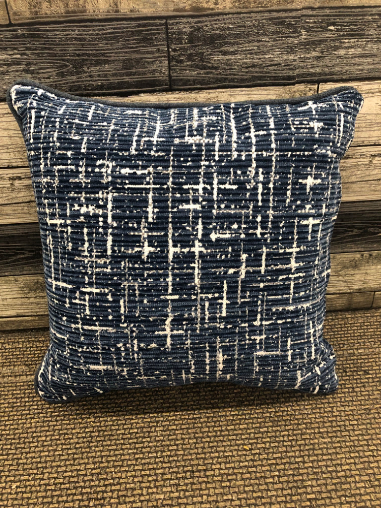 NAVY RIBBED ACCENT PILLOW.