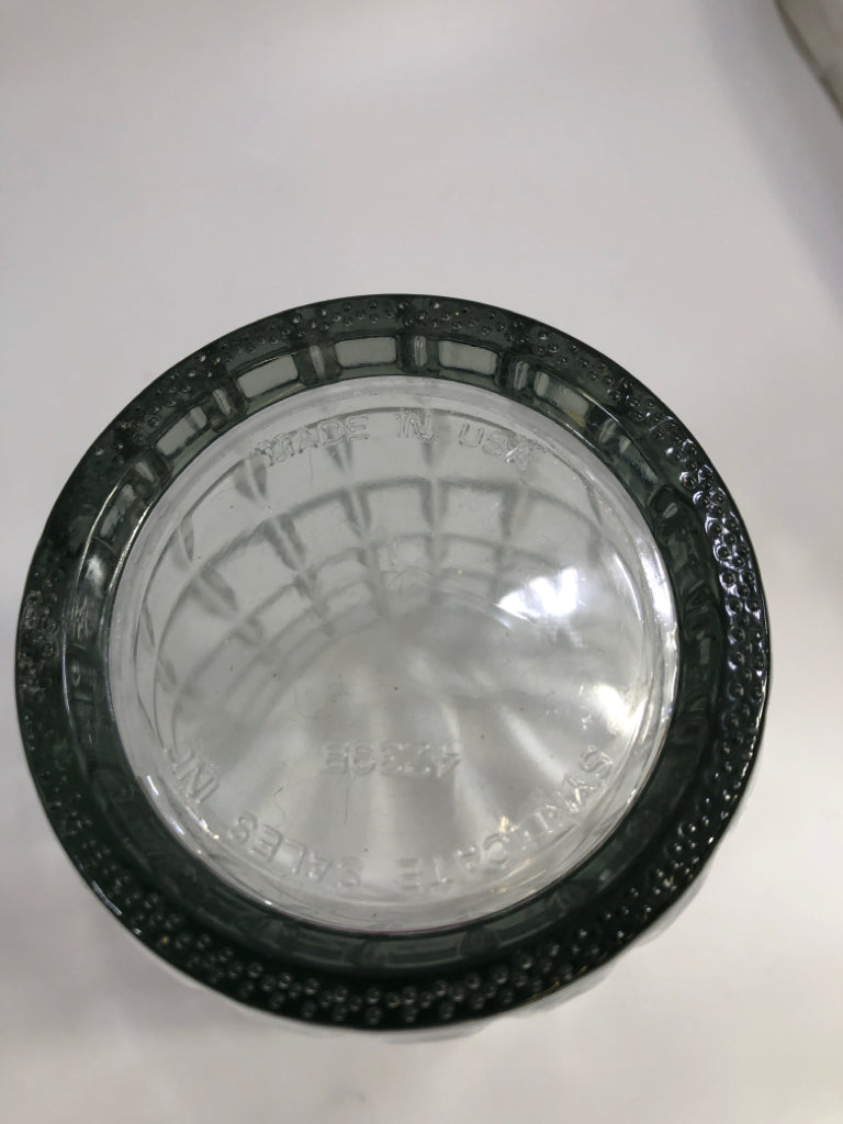 WINDOWPANE PATTERN GLASS VASE.