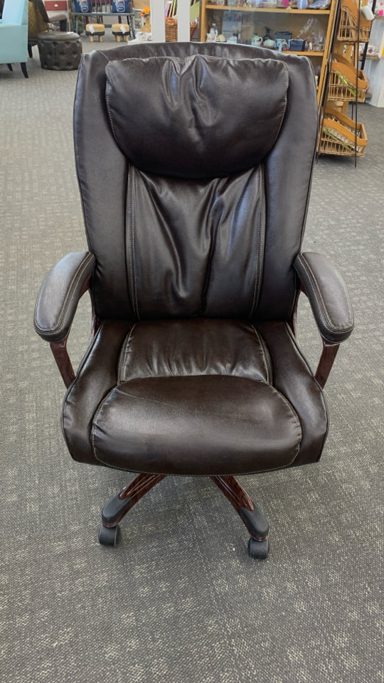 BROWN LEATHER OFFICE CHAIR W/WOOD DETAILS.