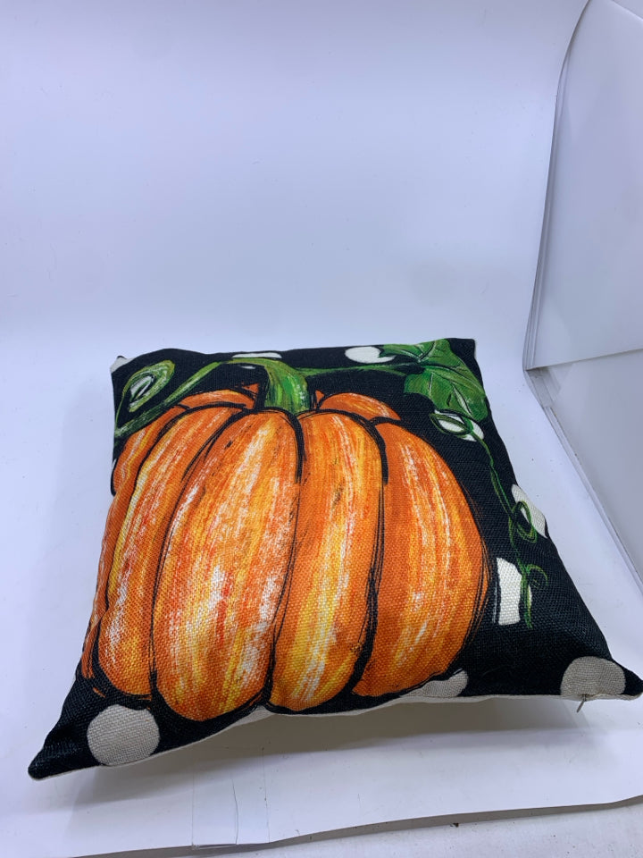 BLACK/WHITE PUMPKIN ACCENT PILLOW.