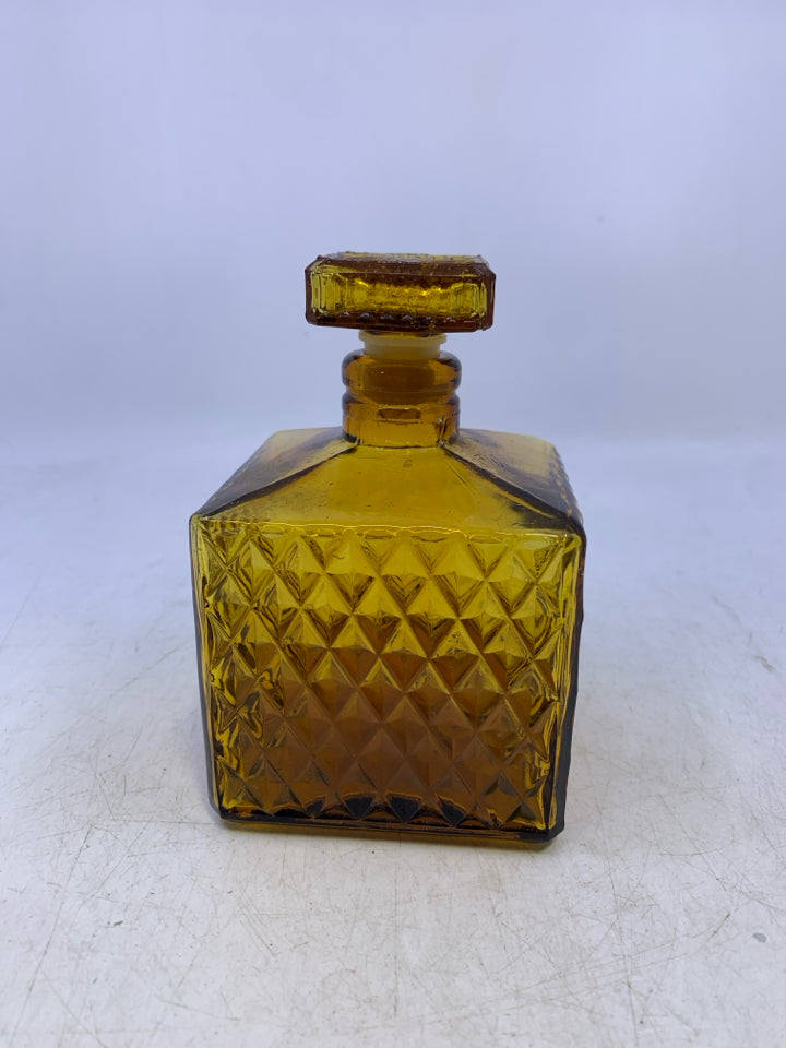 SMALL AMBER GLASS SQUARE DECANTER.