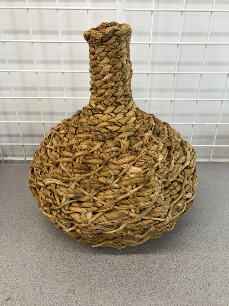 LG WICKER DECORATIVE VASE.