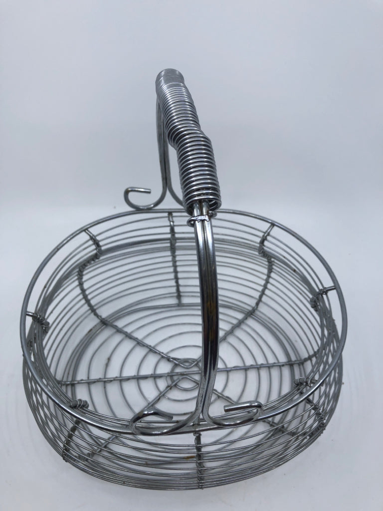 OVAL SILVER METAL BASKET W/ HANDLE.