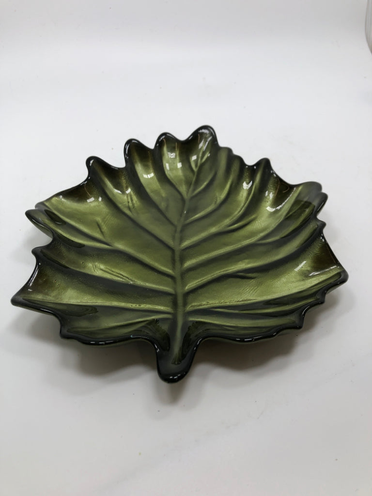 GLOSSY LEAF CATCH-ALL DISH.