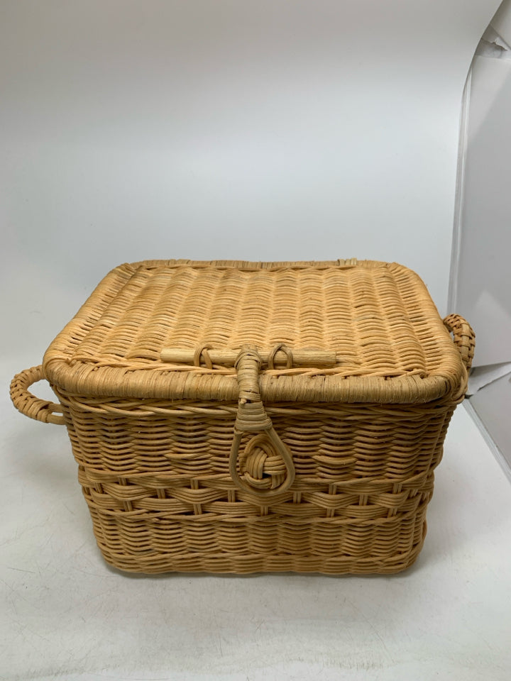 WOVEN PICNIC BASKET W/ LID/HANDLES.