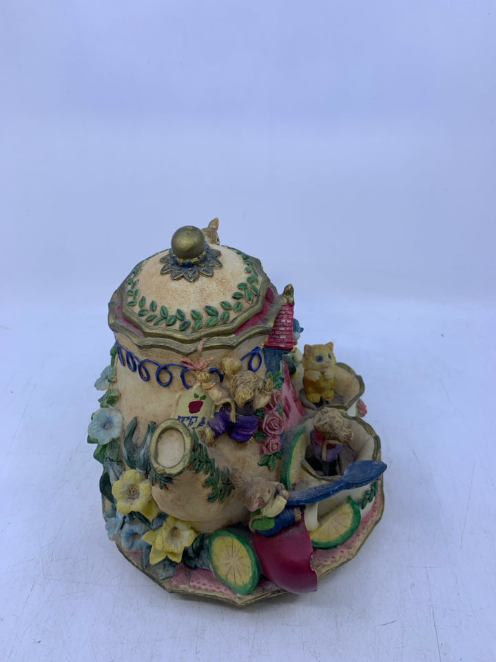 MUSICAL MICE IN TEA POT.