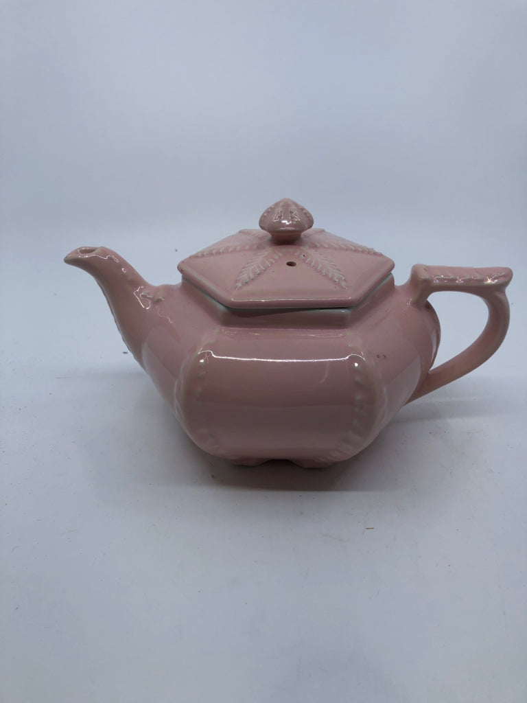 PINK FEATHER LIKE PATTERN TEAPOT.