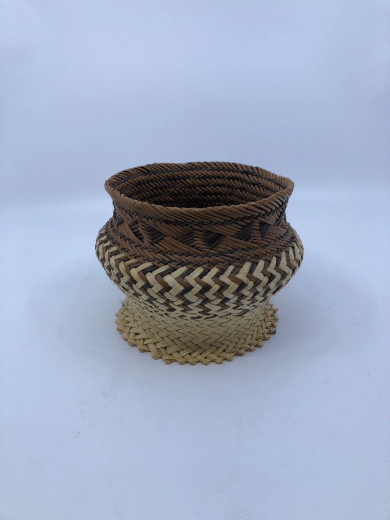 SMALL TWO TONE BASKET.