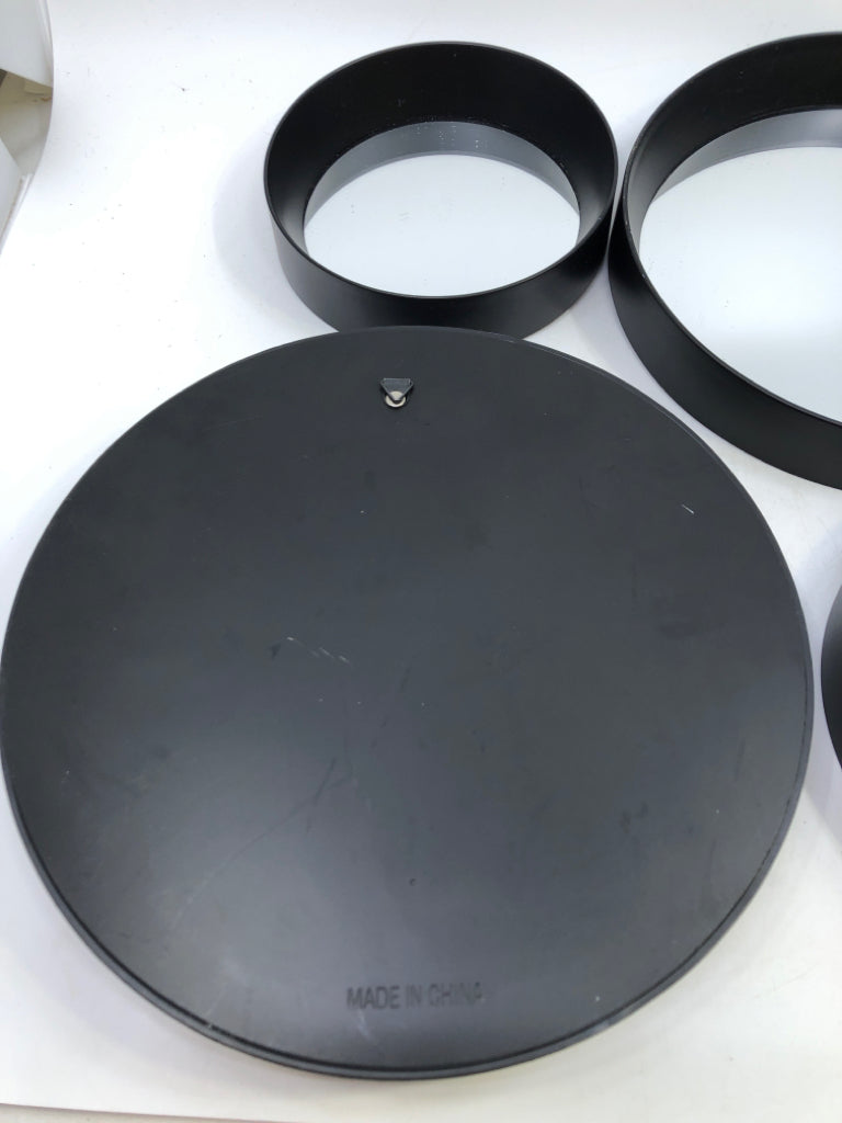 4 PC BLACK CIRCLE MIRROR WALL HANGING.