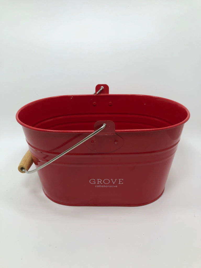GROVE CO RED BUCKET W/METAL+WOOD HANDLE.
