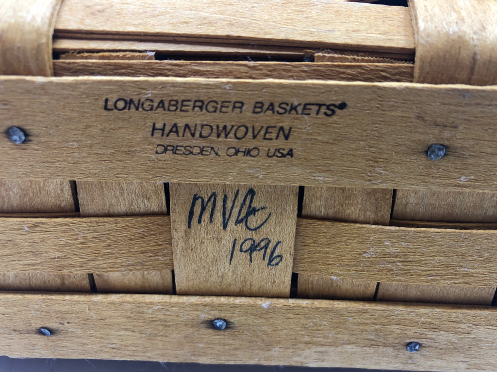 1996 COLLECTORS CLUB BASKET W PLASTIC LINER AND PLAID INSERT.