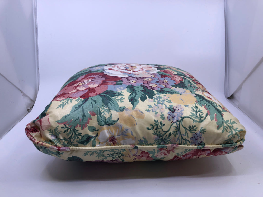 FLORAL SQUARE PILLOW.