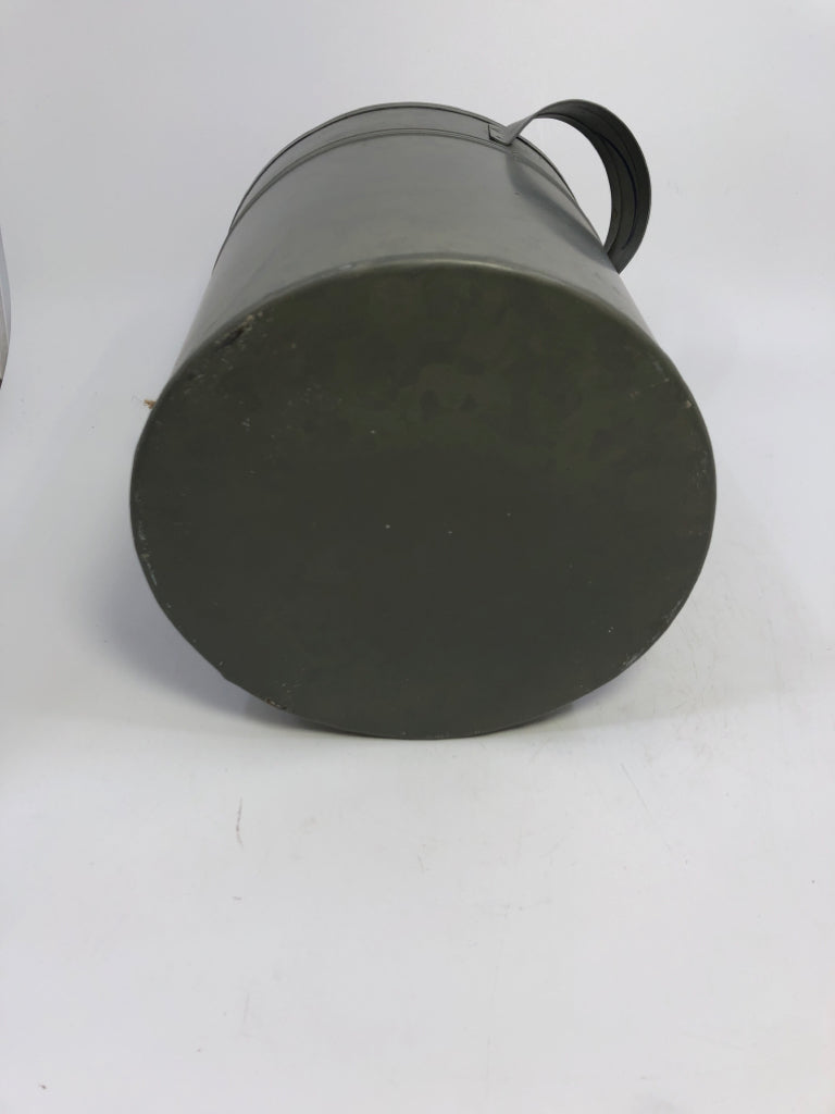 LG RUSTIC GALVANIZED METAL BUCKET W/LID.