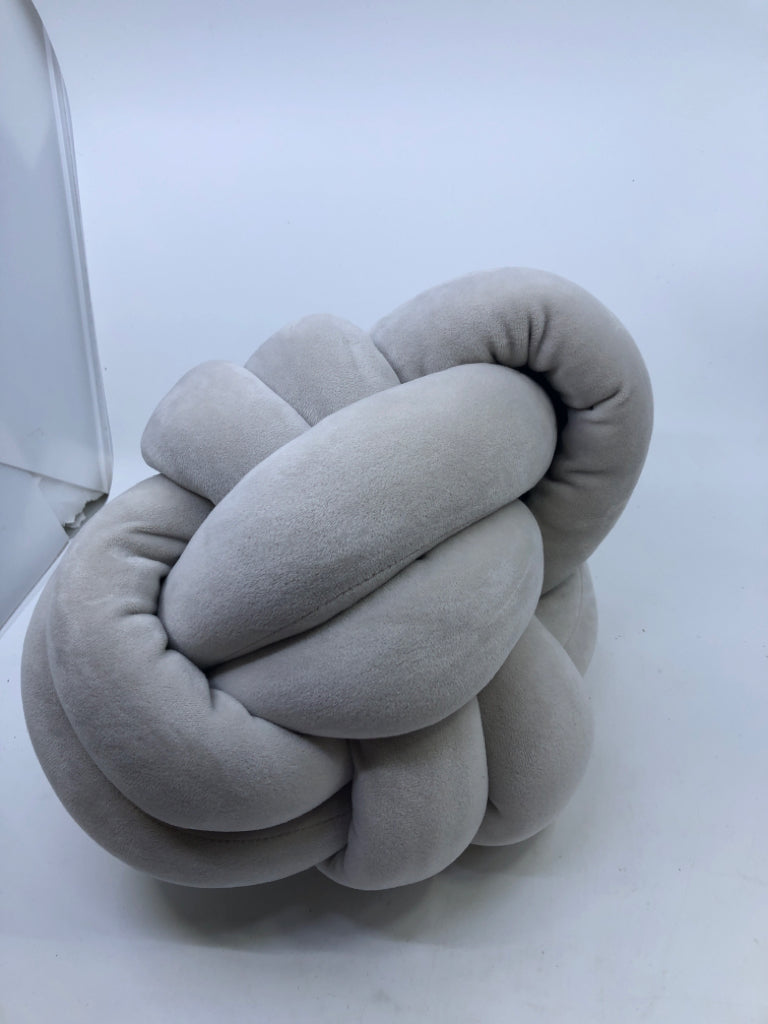 GREY KNOT PILLOW.