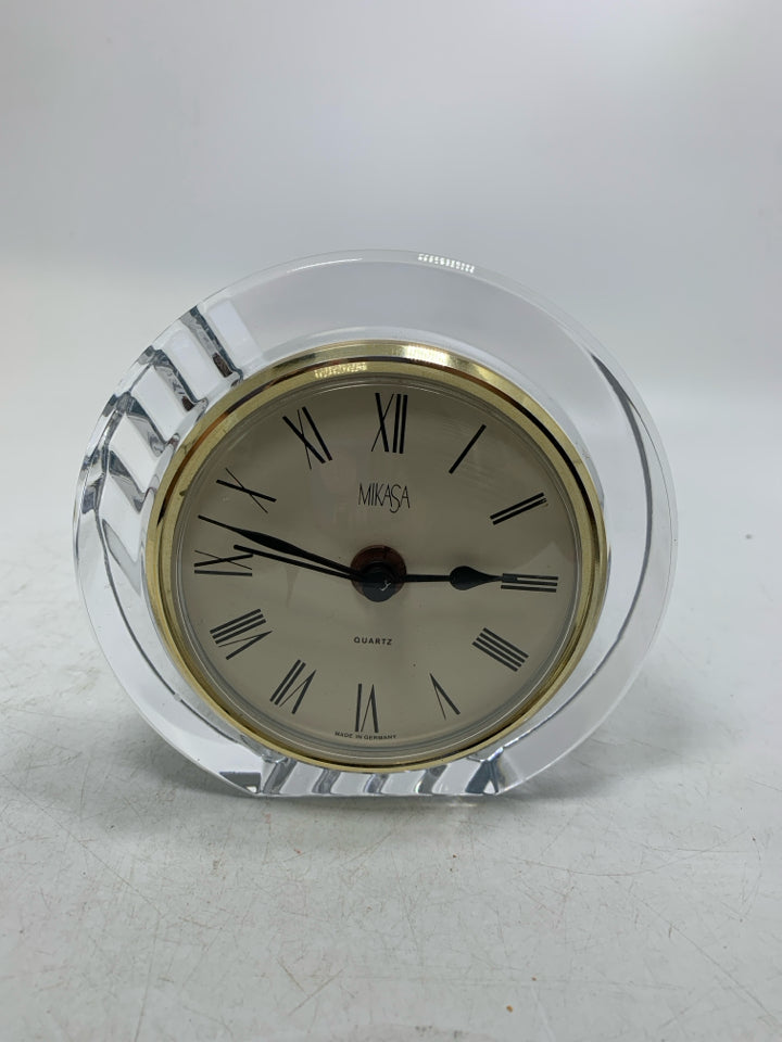 QUARTZ CIRCLE CRYSTAL CLOCK ROMAN NUMERALS.