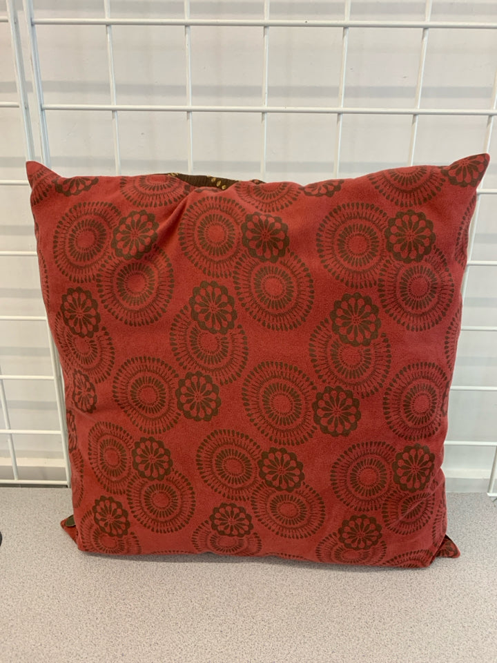 RED/BROWN CIRCLE STITCHED PILLOW.