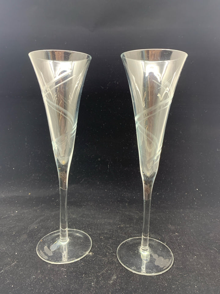 2 SWIRL ETCHED CHAMPAGNE GLASSES.