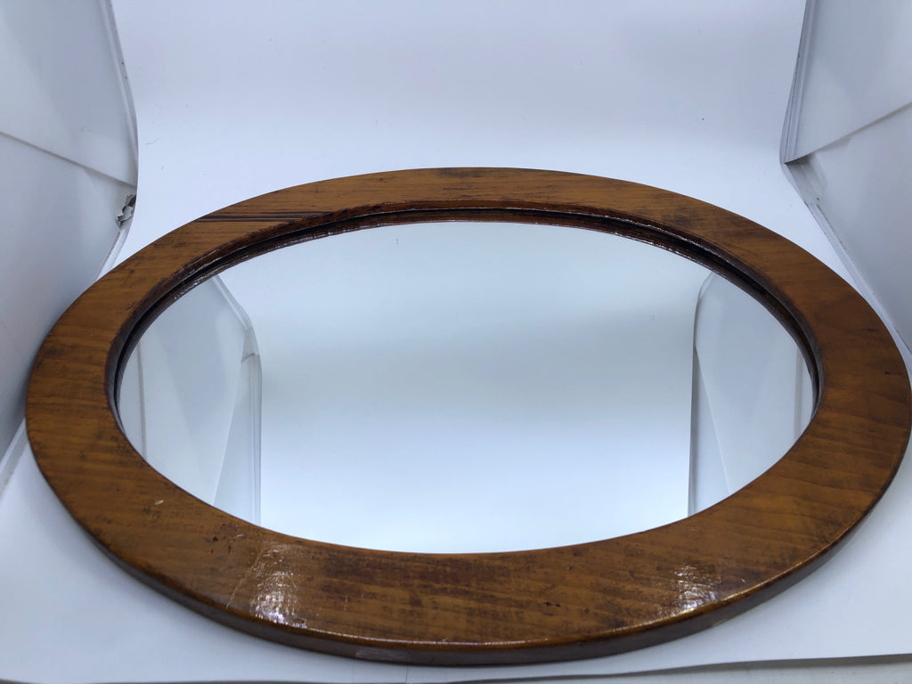 OVAL WOOD FRAME MIRROR.