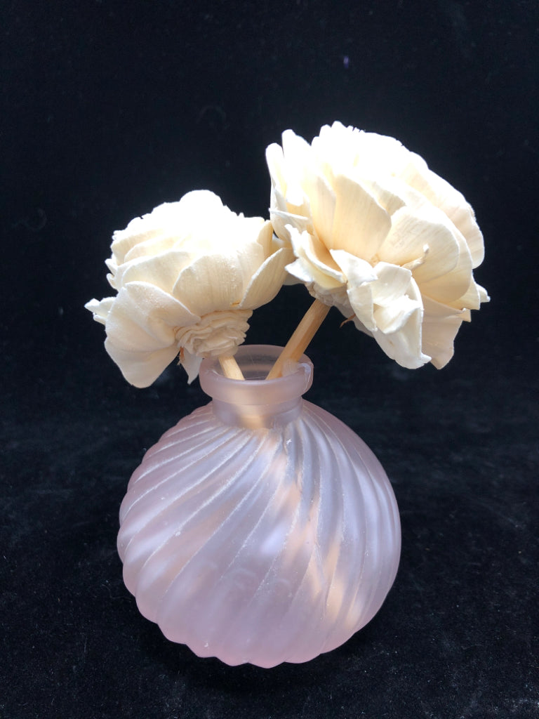 SWIRL PINK FROSTED VASE W/FOAM FLORALS.