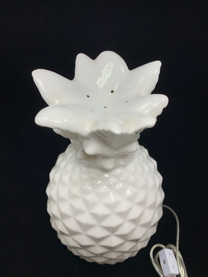 CERAMIC PINEAPPLE TABLE LAMP.