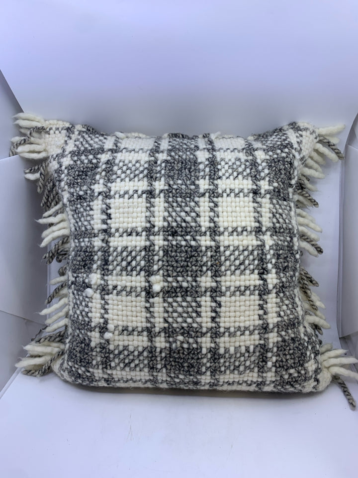 GREY AND WHITE KNITTED PILLOWS.