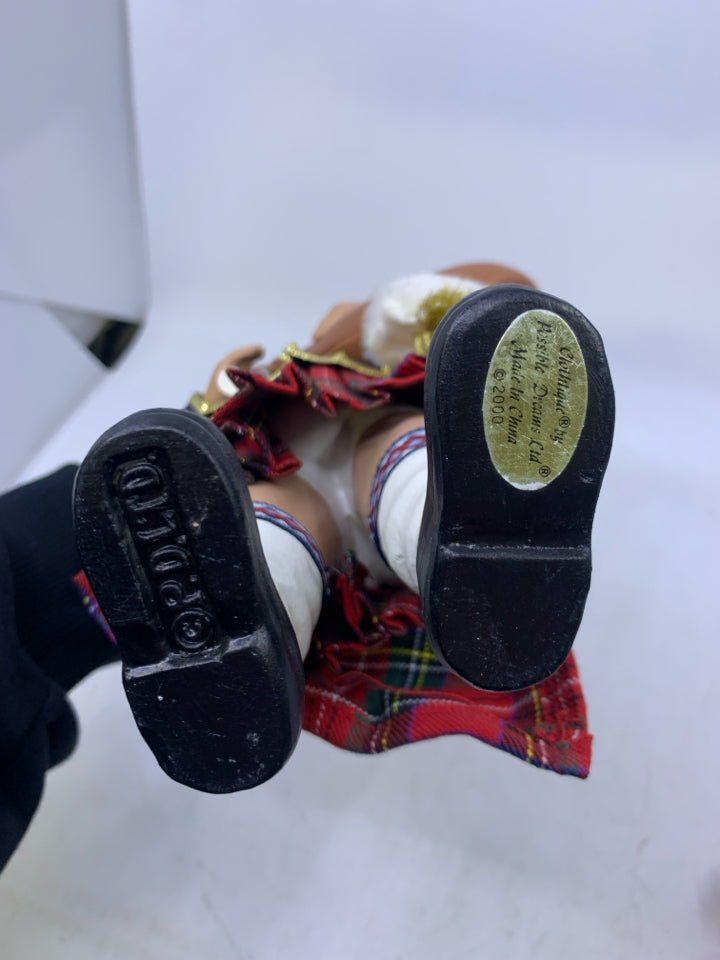 RESIN SANTA W/ BAGPIPES.