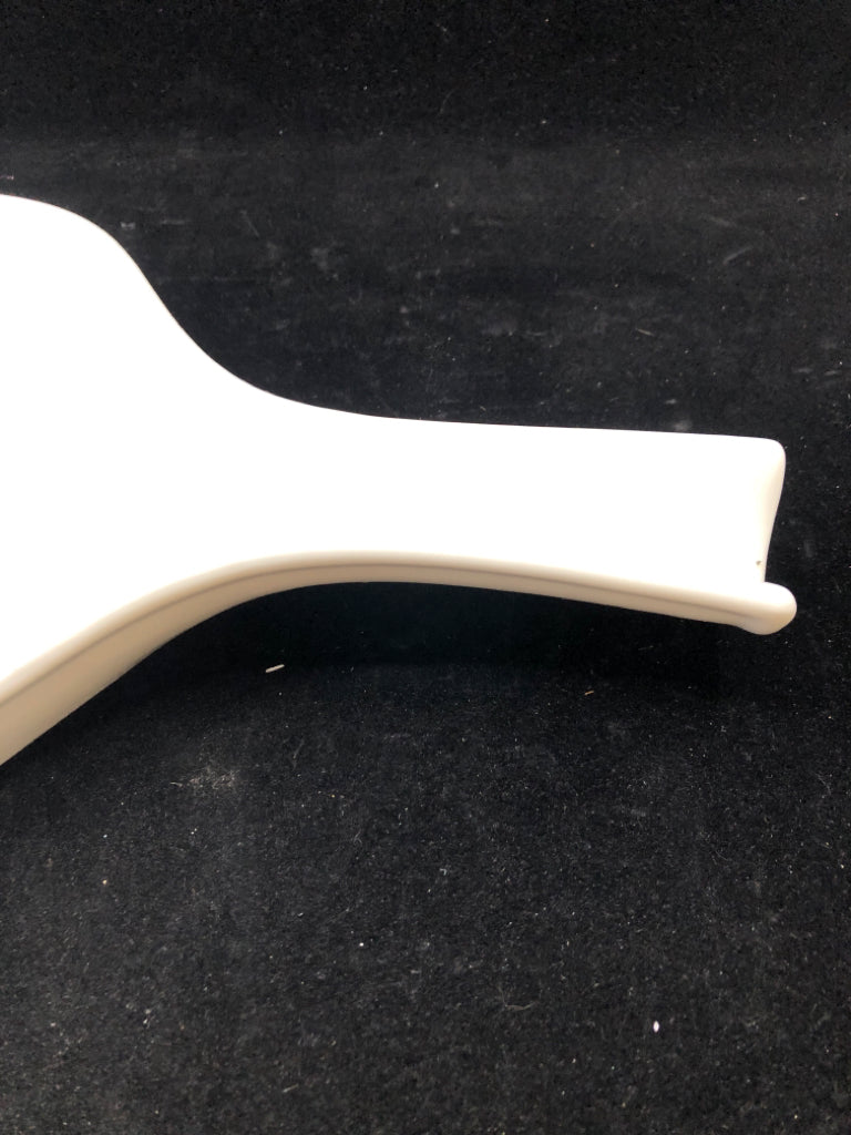 SKILLET STYLE WHITE SERVING DISH.