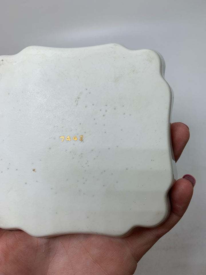 SMALL SQUARE EAGLE IN CENTER W/ BLUE/GOLD RIM CATCH ALL.