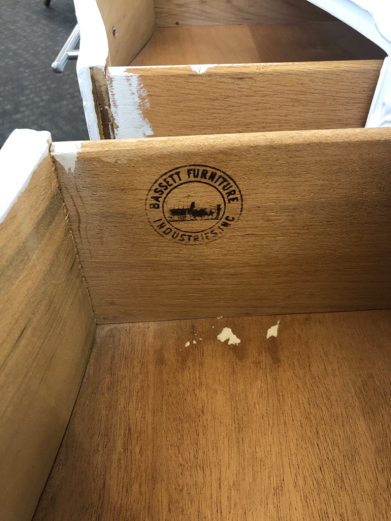 6 DRAWER PAINTED WOOD DRESSER W/ SILVER HARDWARE.