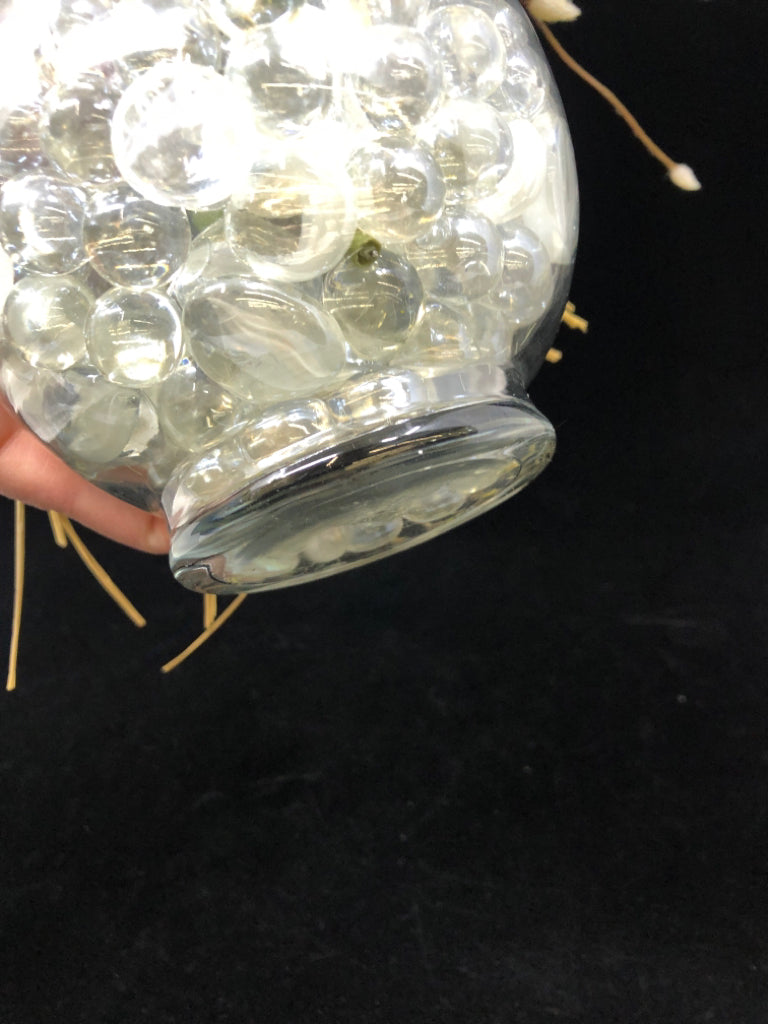 FAUX DAFFODIL BOUQUET IN GLASS VASE W/CLEAR MARBLES.
