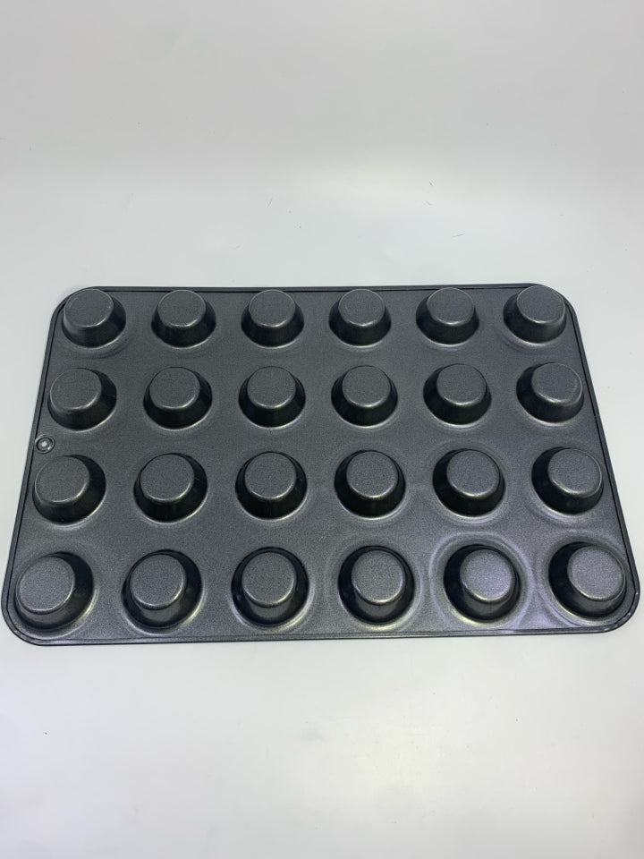 PAMPERED CHEF MINI MUFFIN PAN.