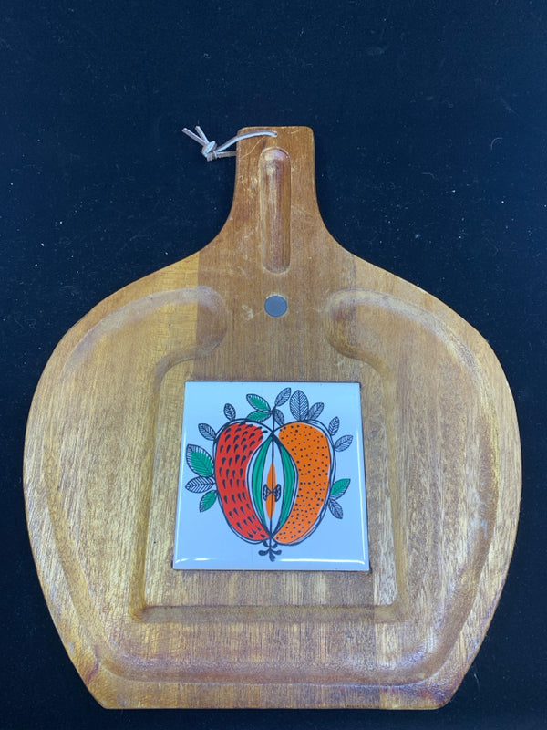 WOOD CUTTING BOARD W FRUIT TILE.