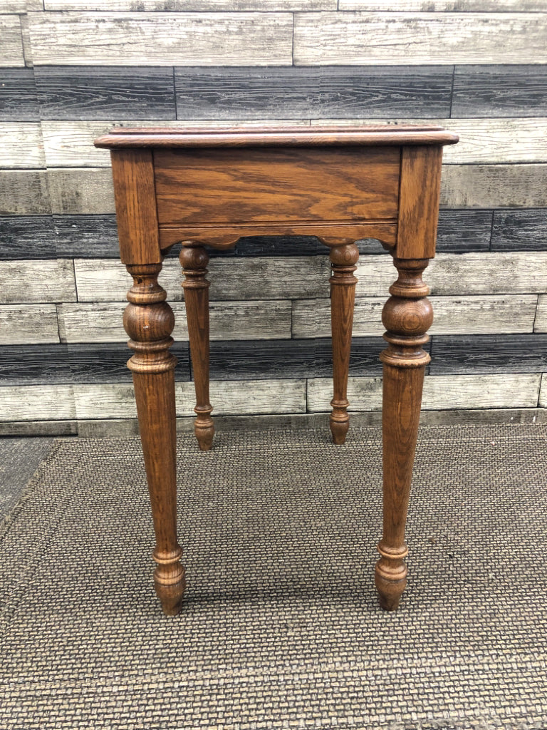 SMALL RECTANGLE OAK TABLE.