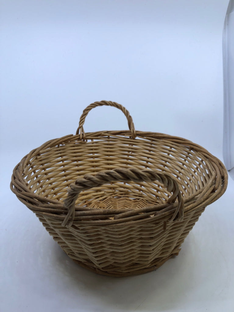SMALL ROUND BASKET W/HANDLES.