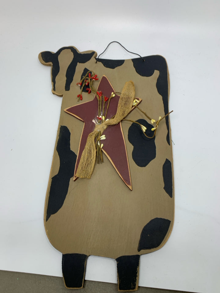 LONG COW W/ STAR IN CENTER WALL HANGING.