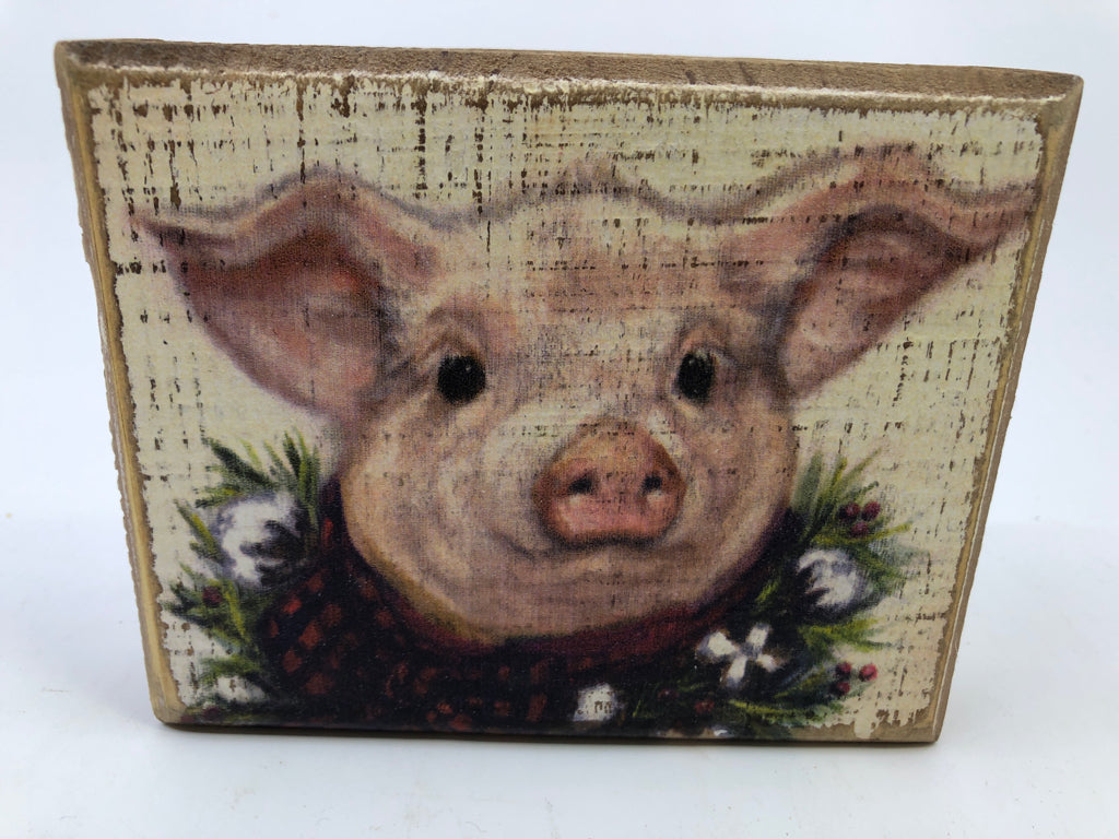 CHRISTMAS PIG ON WOOD BLOCK.