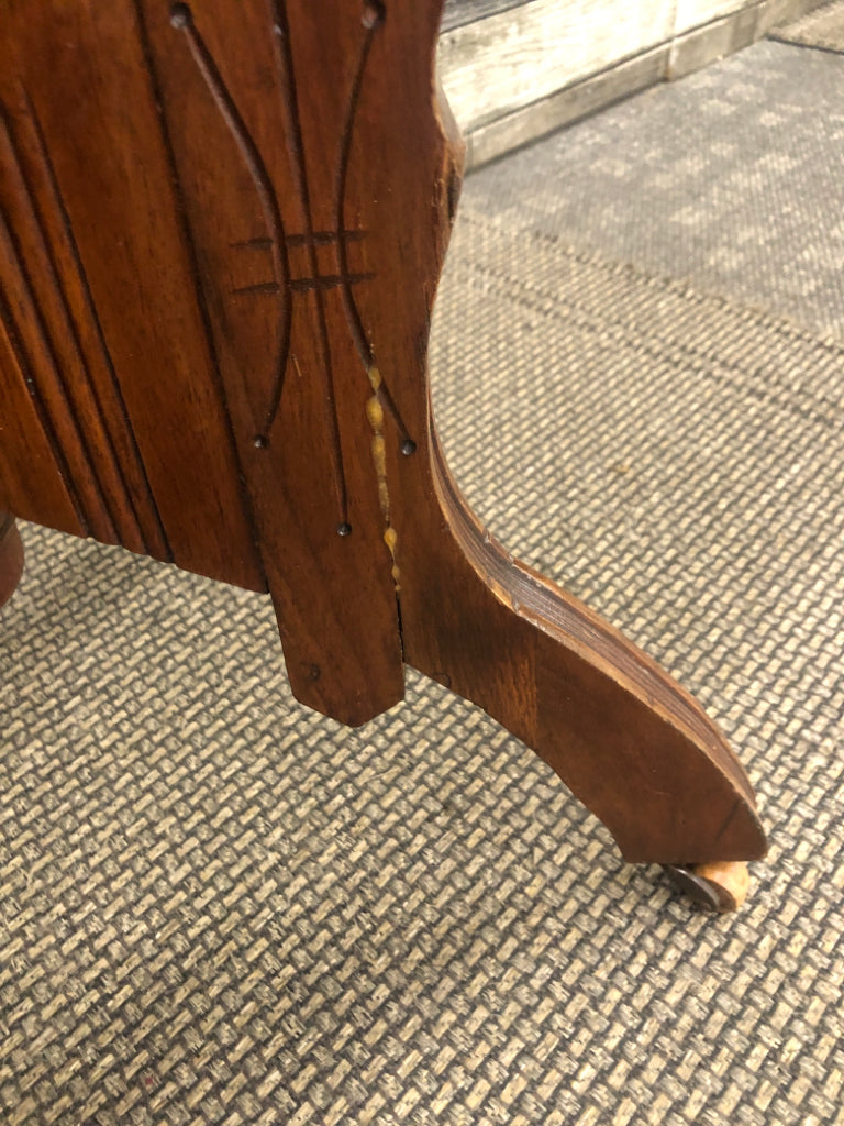 VTG MARBLE TOP VICTORIAN STYLE WALNUT END TABLE ON WHEELS.