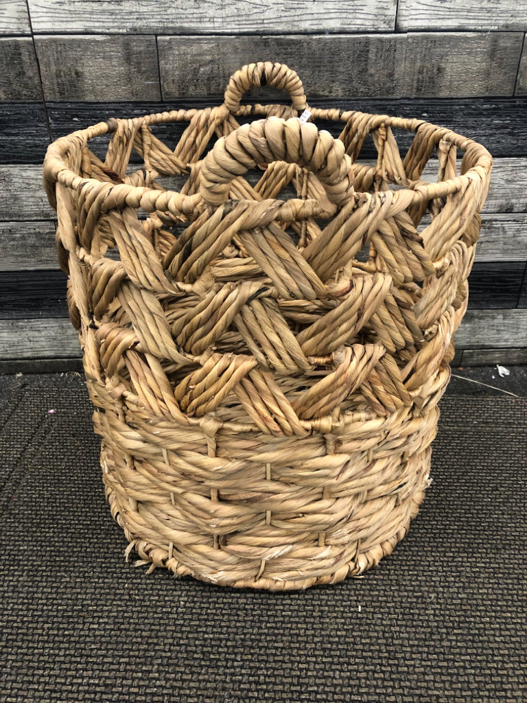 LG WOVEN WICKER BASKET.