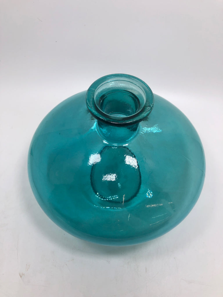 TEAL BLOWN GLASS SHORT ROUND VASE.