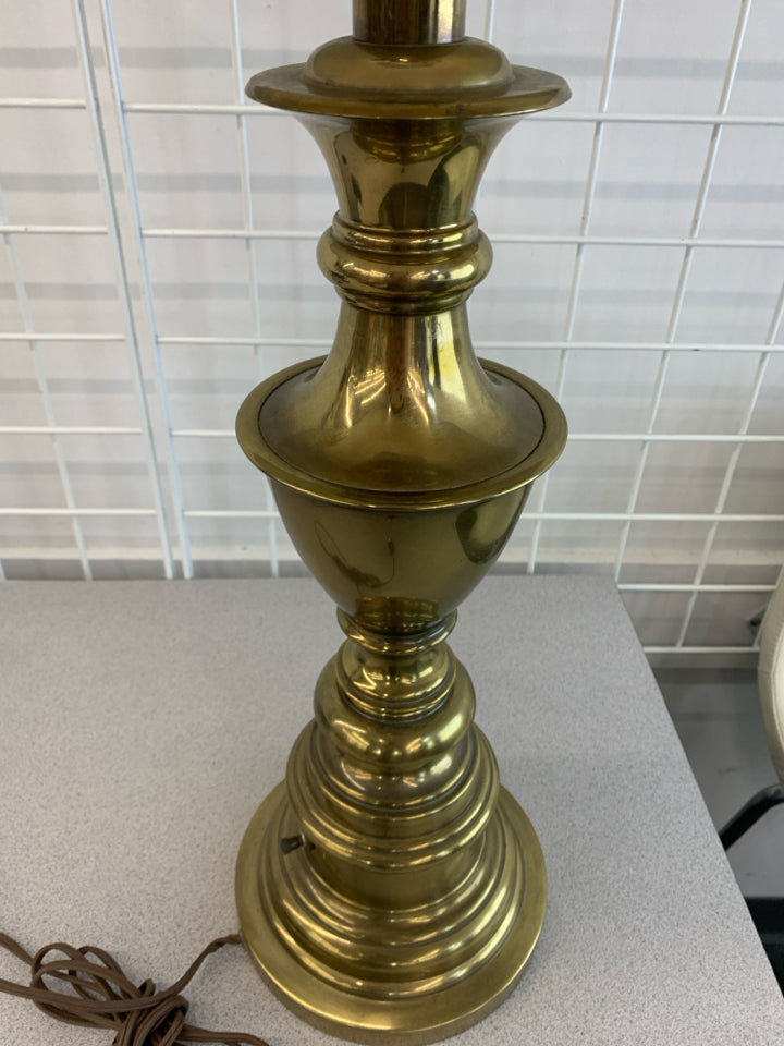 HEAVY GOLD BASE LAMP W/TAN SHADE.