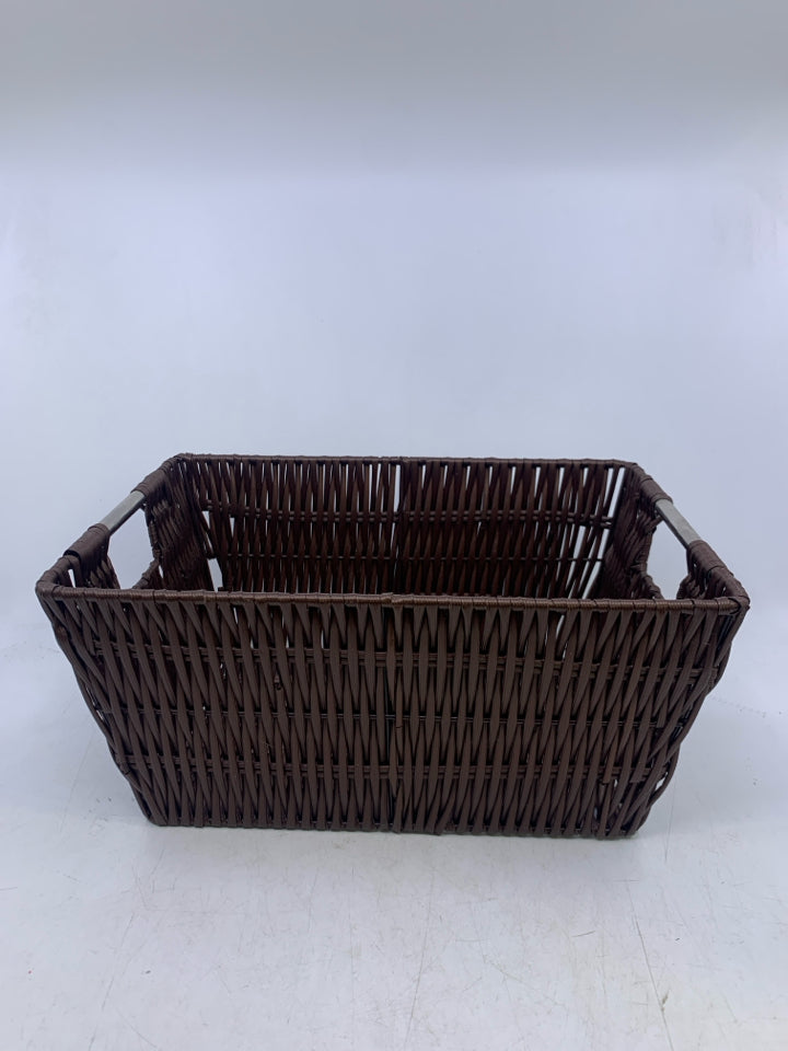 BROWN PLASTIC WOVEN W/ SILVER METAL HANDLES.