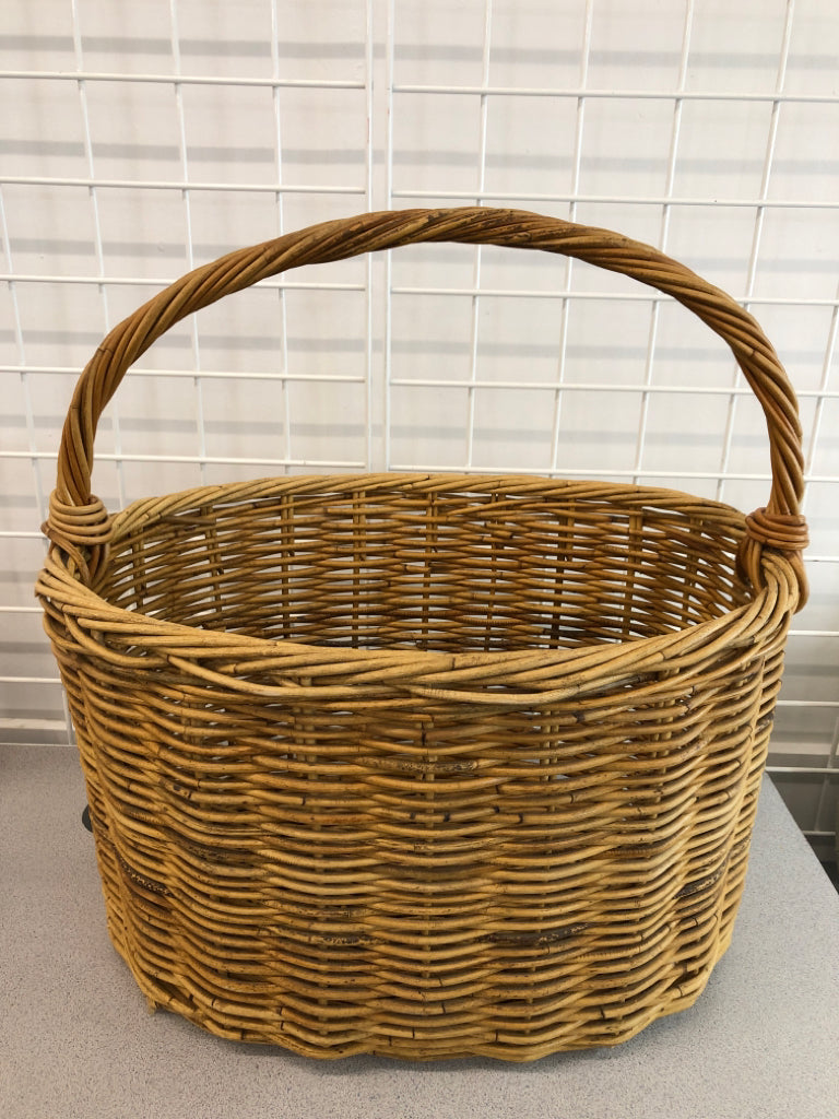 LG WICKER BASKET W/HANDLE.