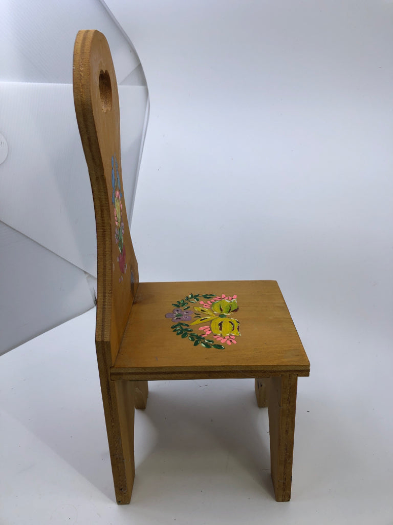 SMALL WOOD PAINTED DOLL STOOL.