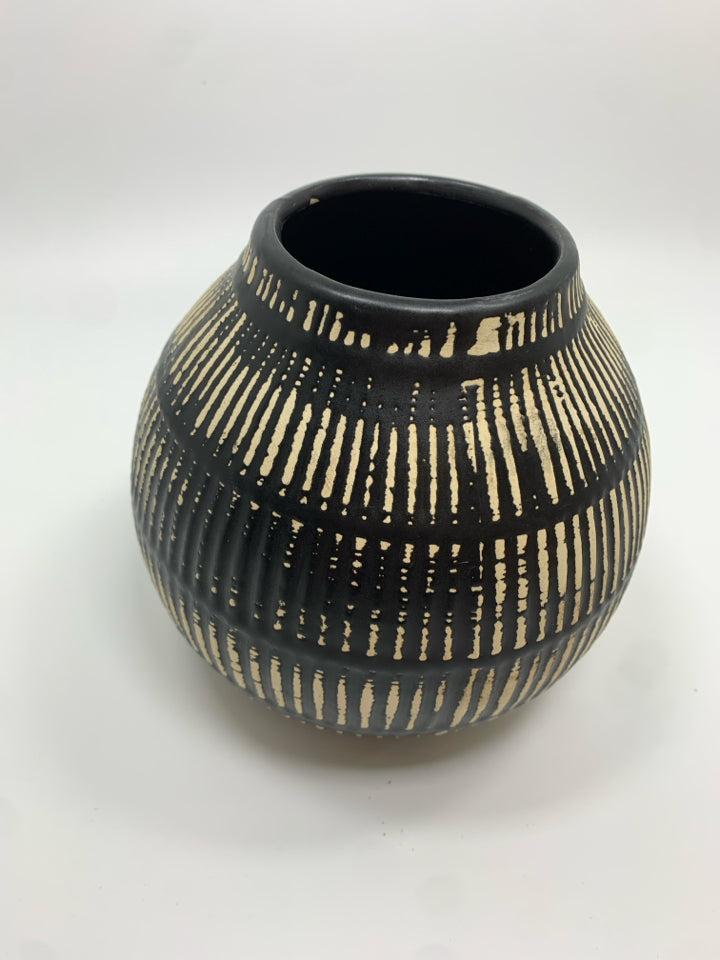 BLACK W/WHITE LINES BUD VASE.