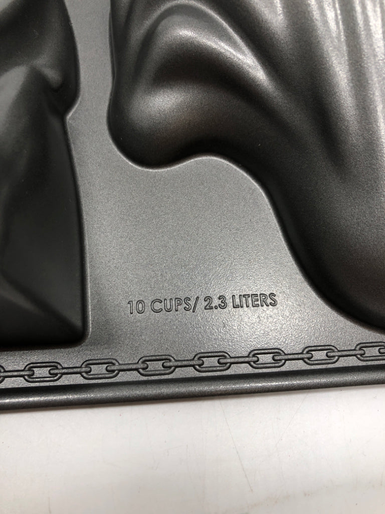 NORDIC WARE GHOST CAST ALUMINUM PAN.