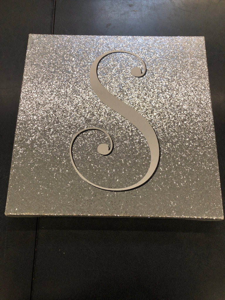 GLITTER "S" CANVAS WALL ART.