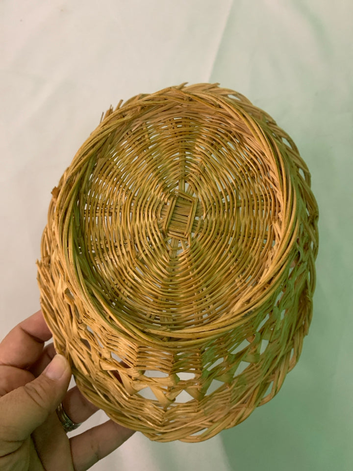 WICKER FAN SHAPED BASKET W HANDLE.
