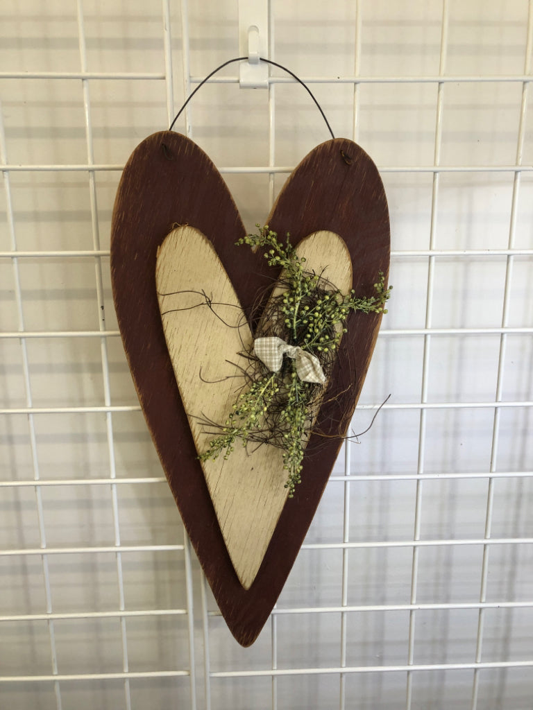 PRIMITIVE WOOD HEART W/TWIG WALL HANGING.