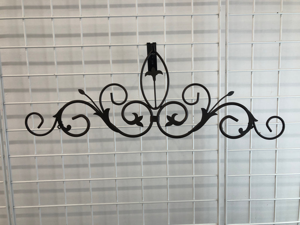 BROWN METAL TULIP SCROLL WALL HANGING.